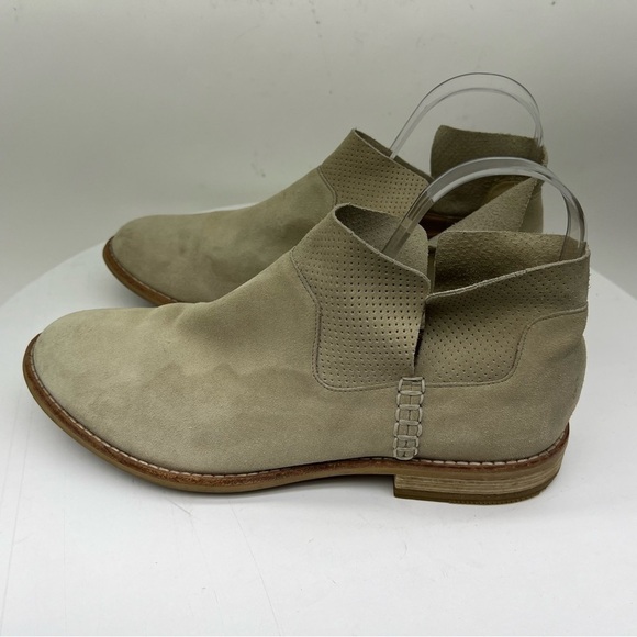Clarks Artisan Booties Ankle Boot Edenvale Bella Cream Tan Neutral Suede Boho 10 - Picture 1 of 15